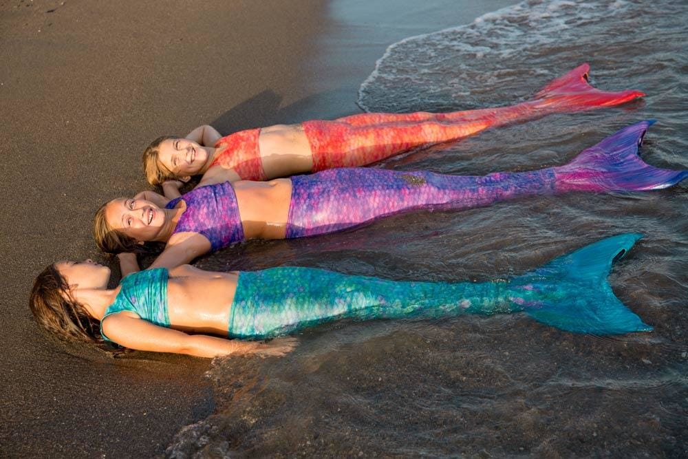 Mädchen am Strand in Meerjungfrauen