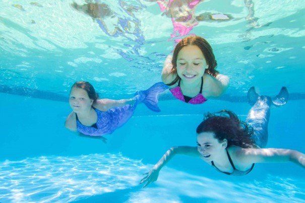 Mädchen mit einer Meerjungfrauenflosse zum Schwimmen